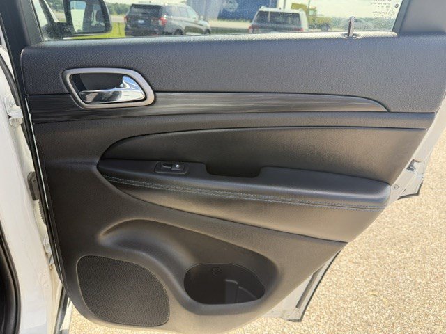 Used 2019 Jeep Grand Cherokee Laredo AWD/4WD image 35