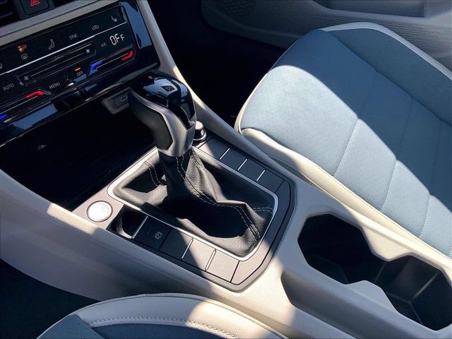 Used 2025 Volkswagen Jetta SE w/ Sunroof Package FWD image 16