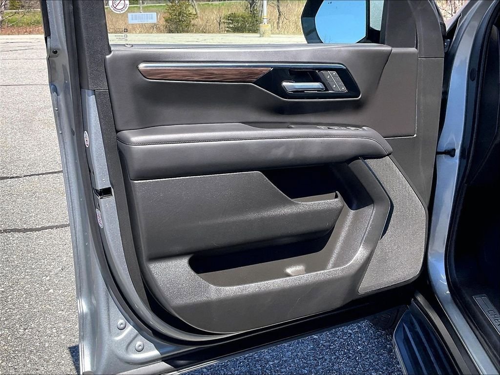 Used 2025 Chevrolet Tahoe LT AWD/4WD image 9
