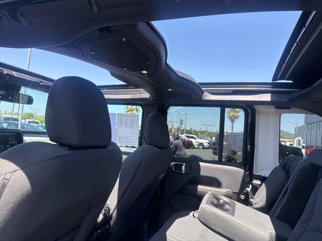 Certified 2025 Jeep Wrangler Unlimited Sahara w/ Safety Group AWD/4WD image 18