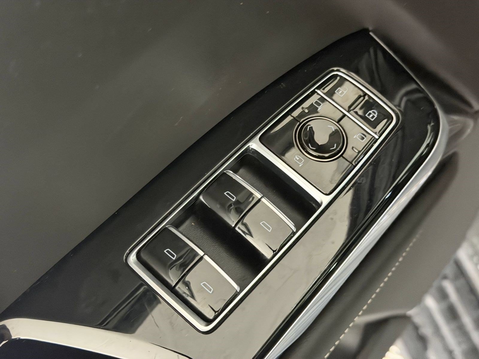Used 2025 Cadillac Escalade ESV V AWD/4WD image 11