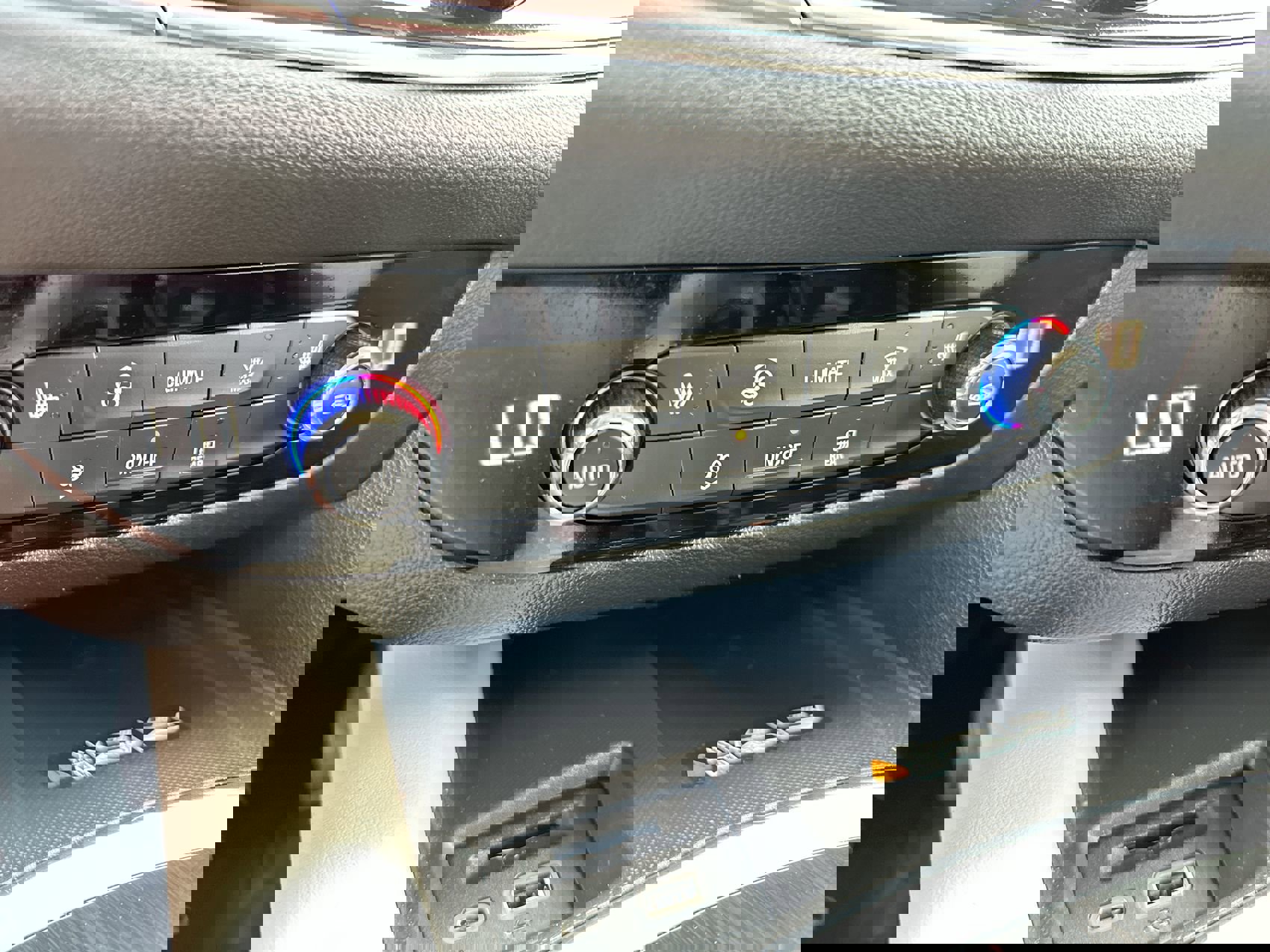 Used 2023 Buick Enclave Essence w/ Sport Touring Edition image 18