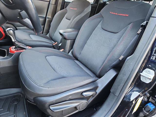 Used 2017 Jeep Renegade Trailhawk AWD/4WD image 16