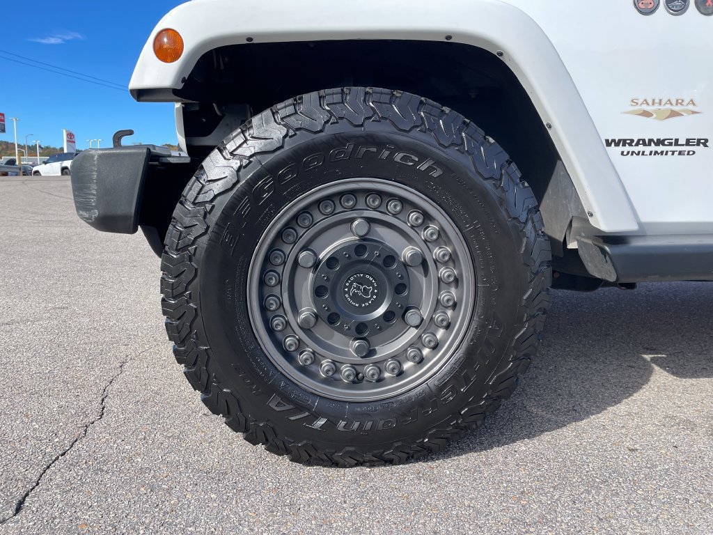 Used 2015 Jeep Wrangler Unlimited Sahara w/ Dual Top Group AWD/4WD image 9
