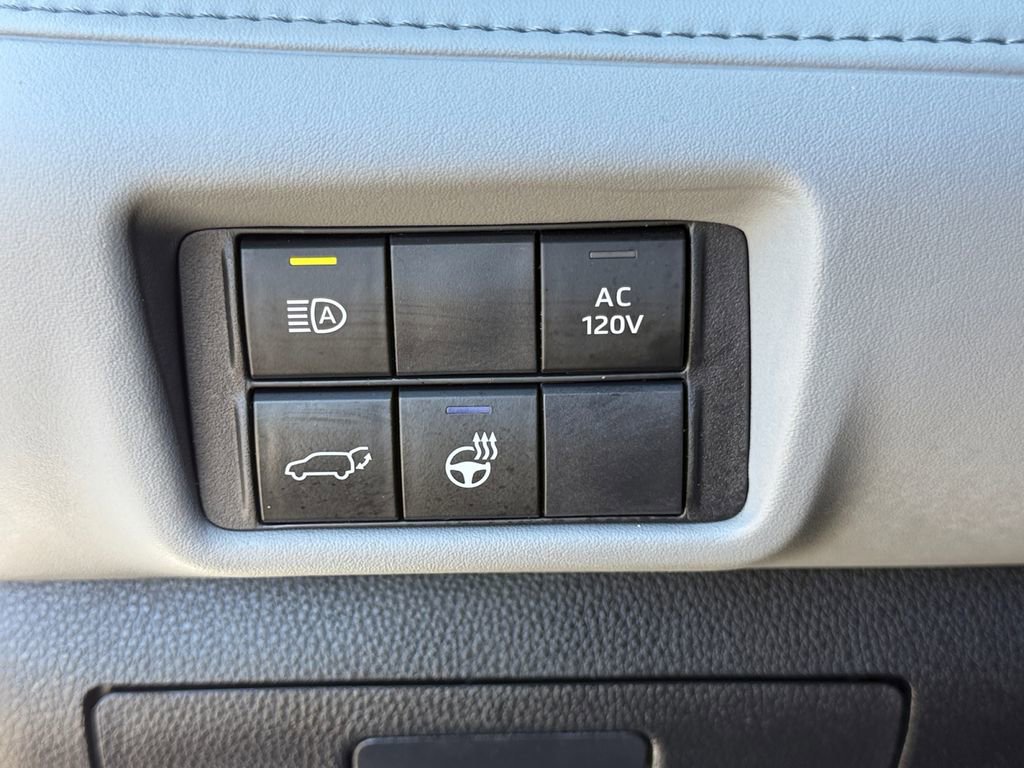 Used 2023 Toyota Highlander Limited image 22