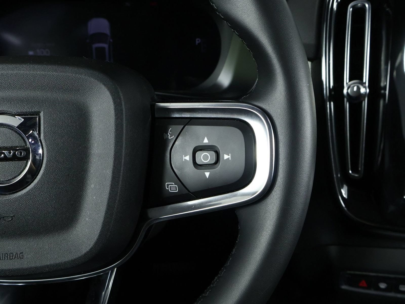 Used 2023 Volvo XC40 Recharge Plus w/ Protection Package Premier AWD/4WD image 11
