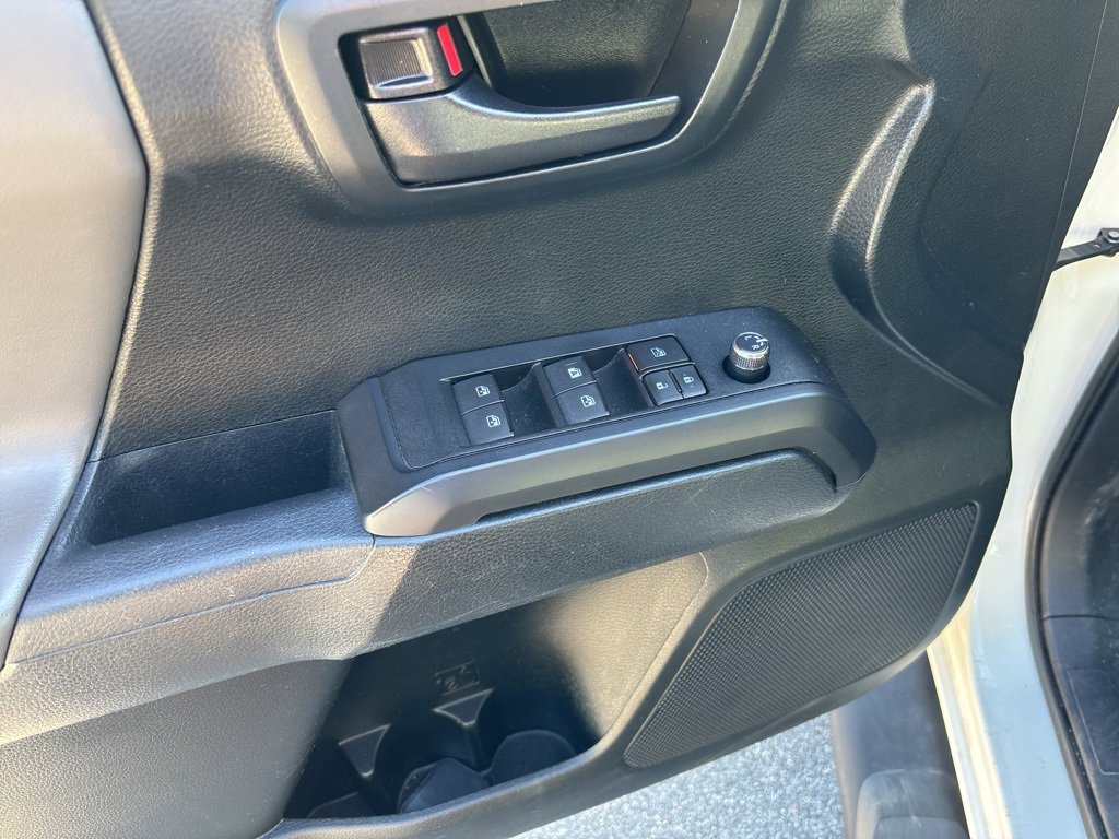 Used 2017 Toyota Tacoma SR image 8