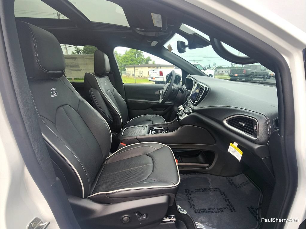 New 2027 Chrysler Pacifica Limited FWD image 41