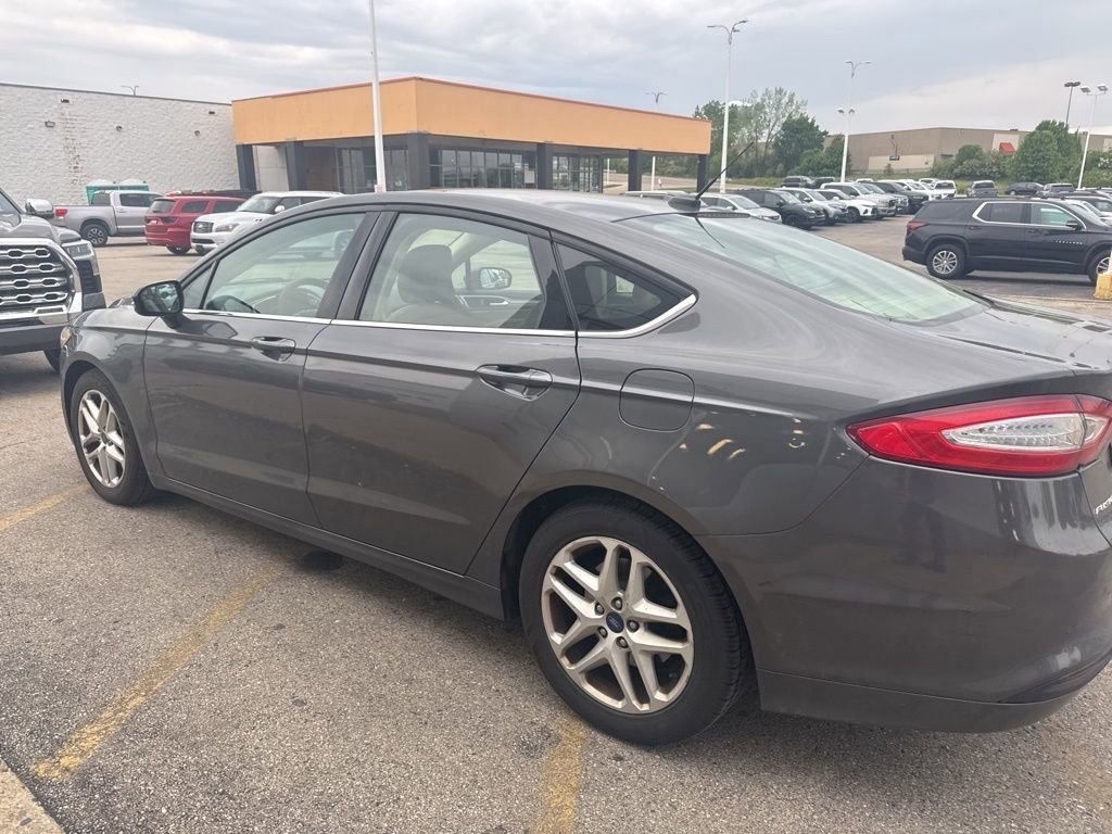 Used 2016 Ford Fusion SE FWD image 2
