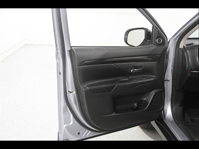 Used 2017 Mitsubishi Outlander GT AWD/4WD image 4