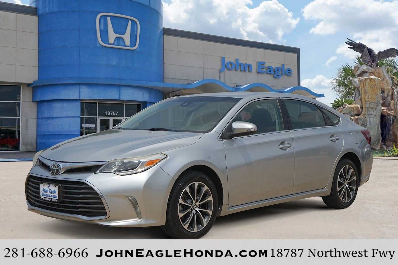 Used 2018 Toyota Avalon XLE FWD image 1