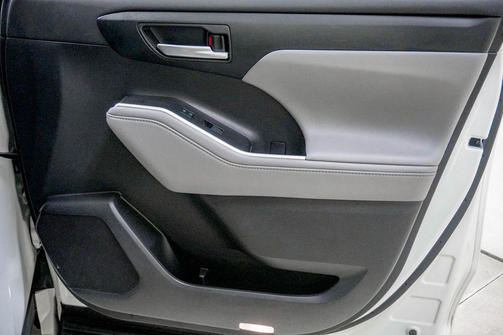 Used 2020 Toyota Highlander XLE image 33