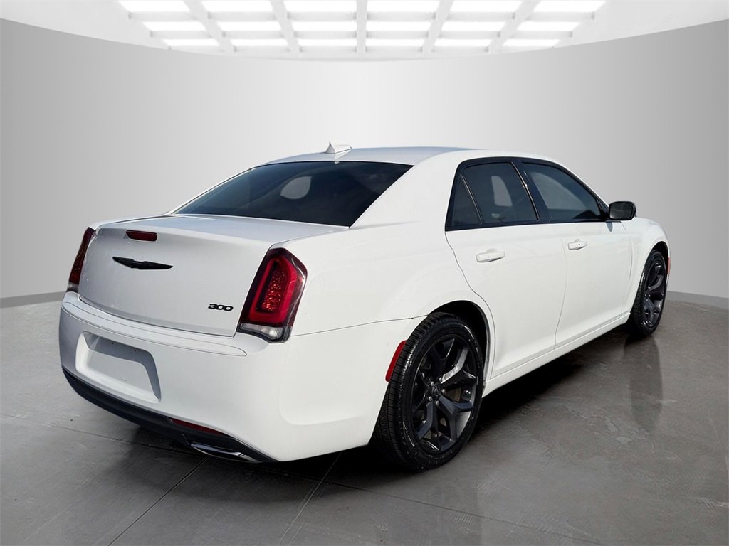 Used 2022 Chrysler 300 Touring w/ Sport Appearance Package image 7