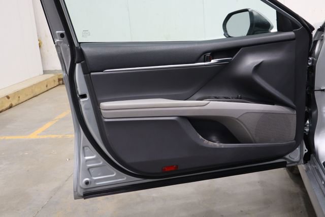 Used 2022 Toyota Camry LE image 9