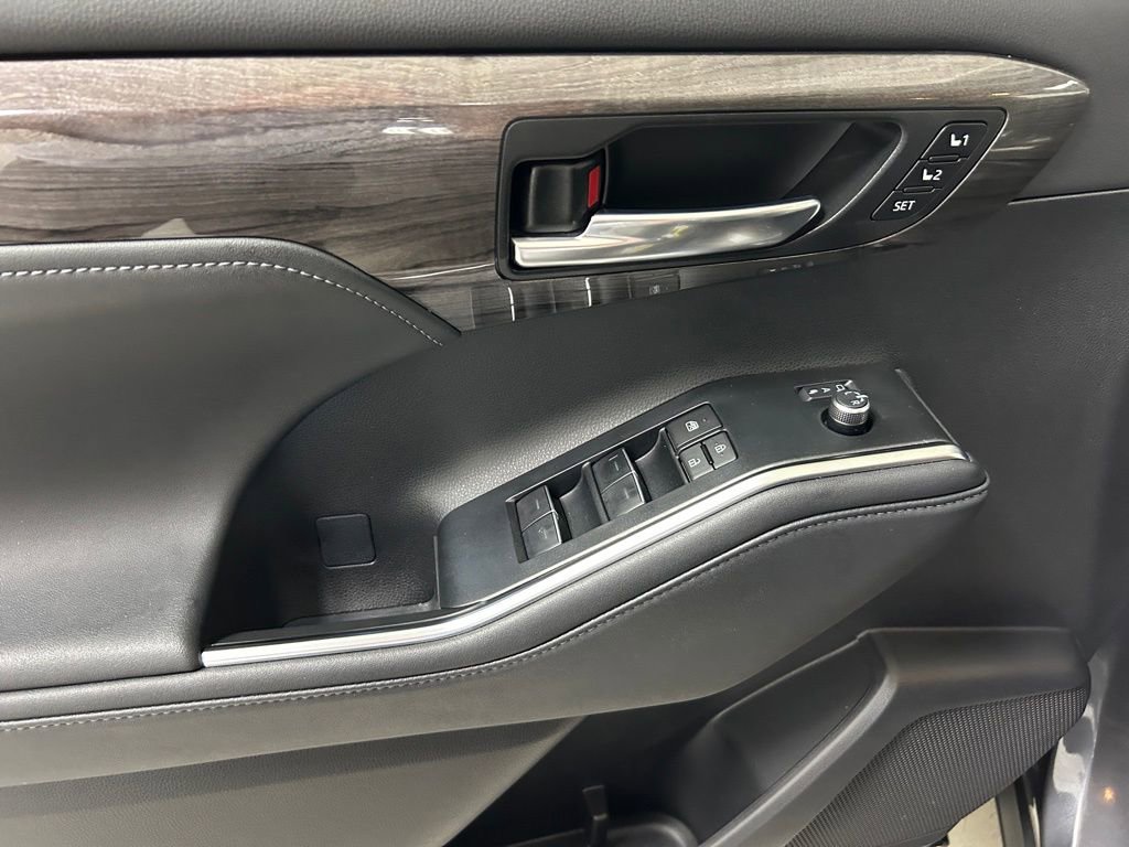 Used 2024 Toyota Highlander Platinum image 18