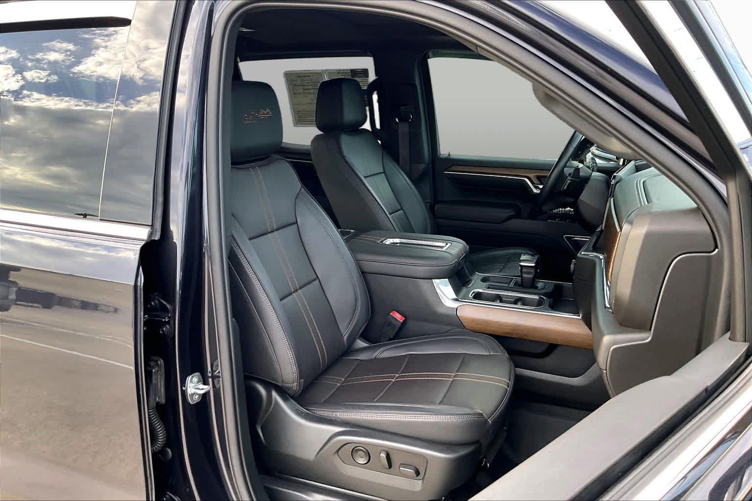 Used 2022 Chevrolet Silverado 1500 High Country w/ High Country Premium Package AWD/4WD image 9