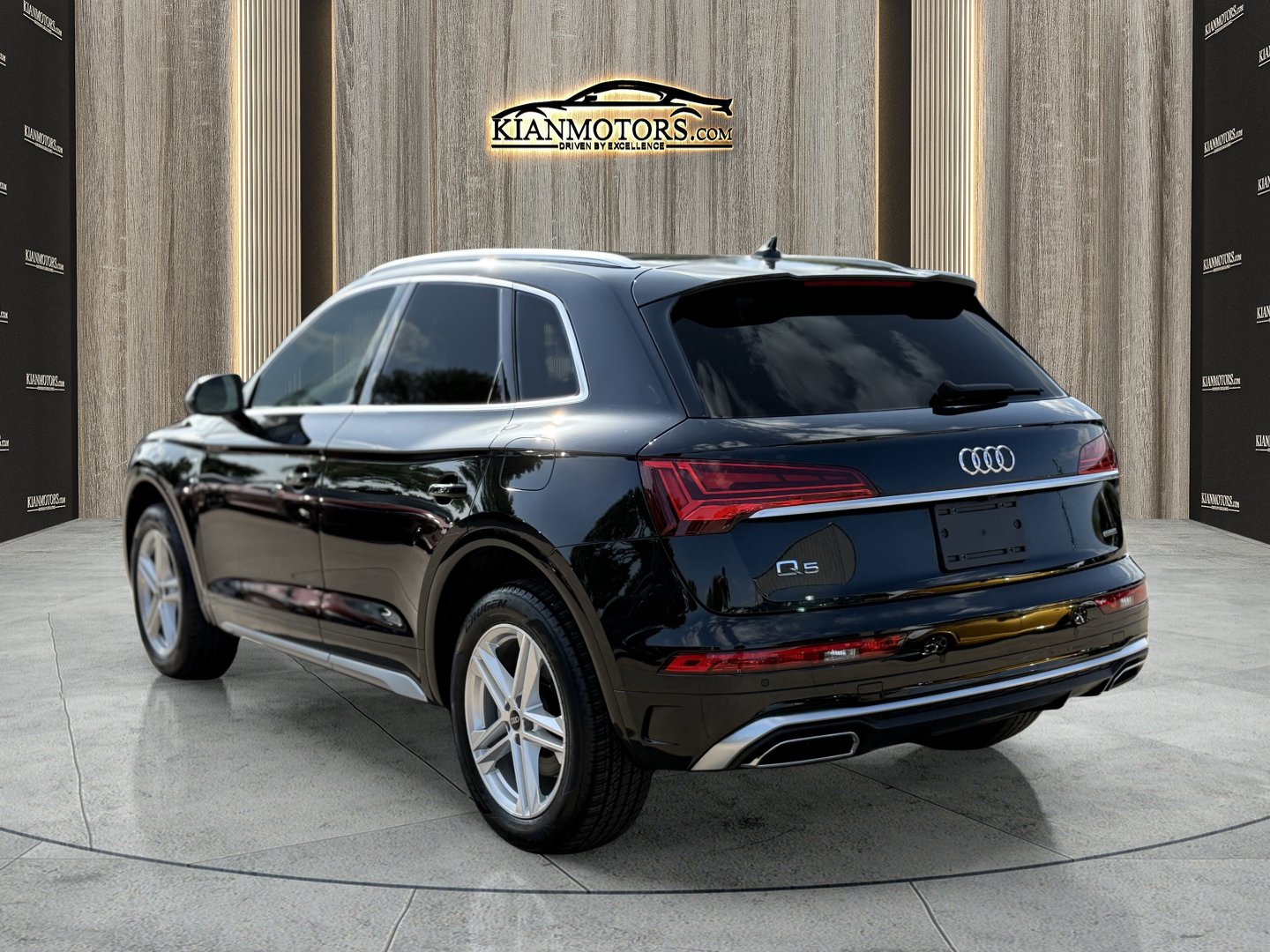 Used 2024 Audi Q5 e Premium w/ Convenience Package image 6