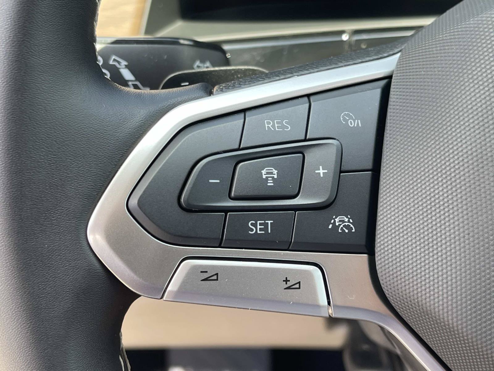 Used 2025 Volkswagen Atlas SE FWD image 19