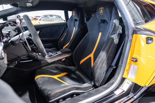 Used 2018 Lamborghini Huracan Performante AWD/4WD image 10