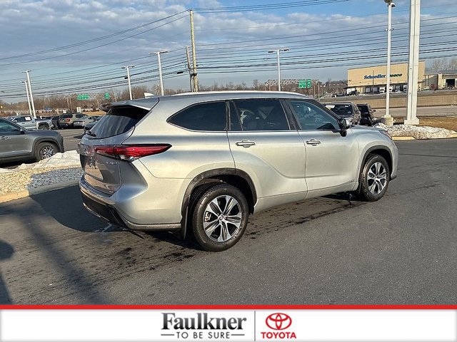 Used 2023 Toyota Highlander XLE image 7