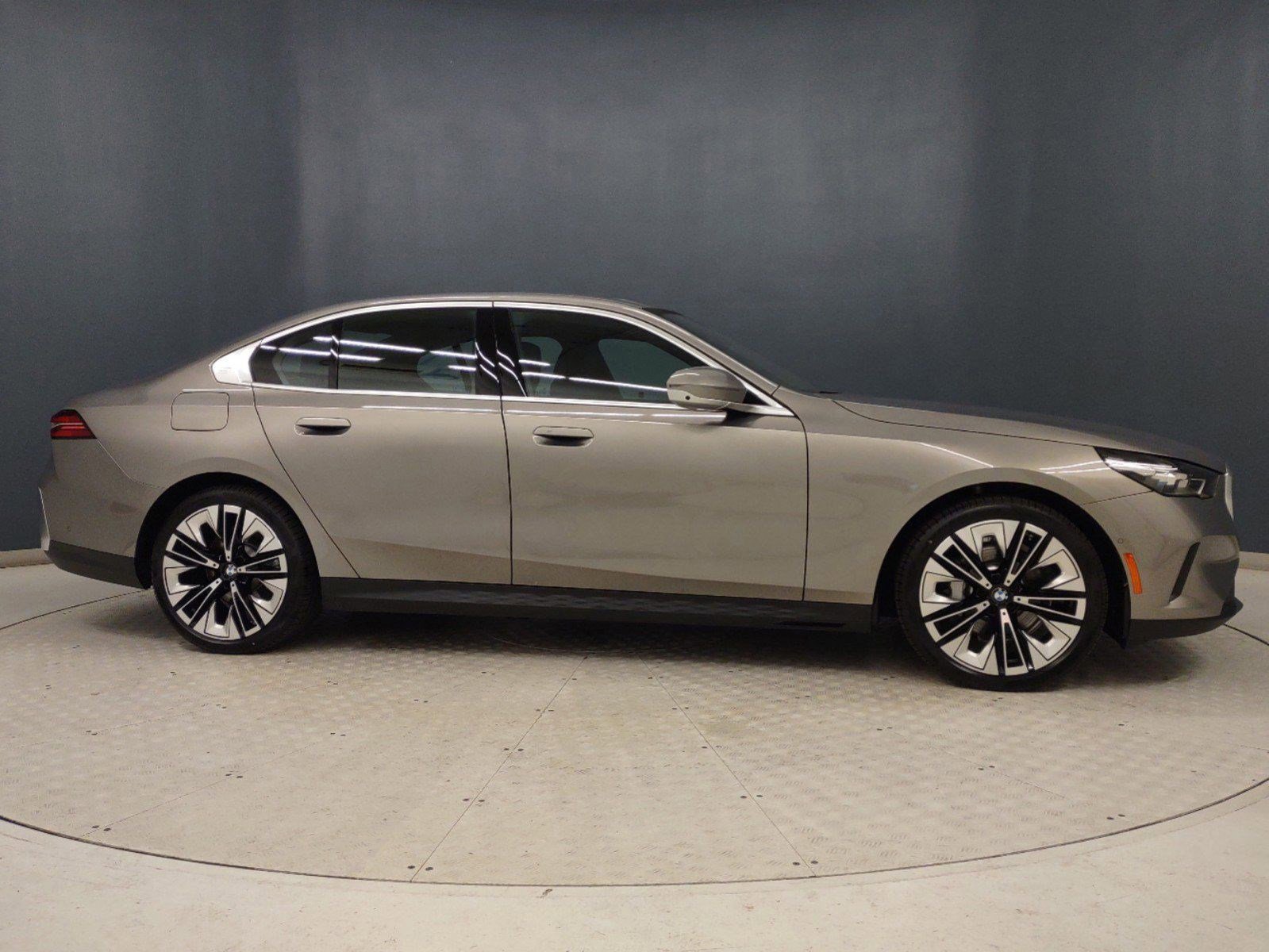 Used 2024 BMW 530i w/ Premium Package RWD image 7