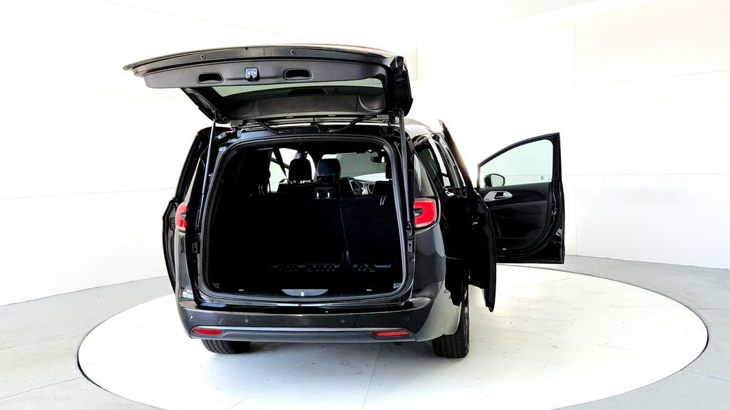 Used 2023 Chrysler Pacifica Limited w/ Uconnect Theater Family Group AWD/4WD image 11