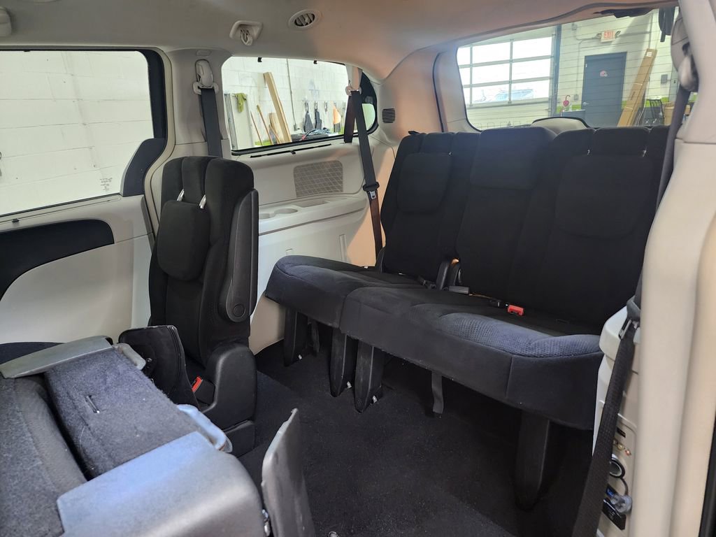 Used 2014 Chrysler Town & Country Touring image 24