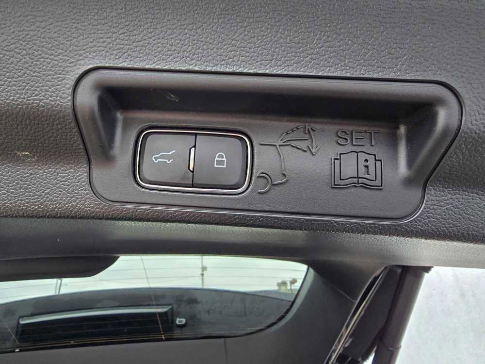 Used 2023 Ford Explorer Platinum w/ Technology Package image 37