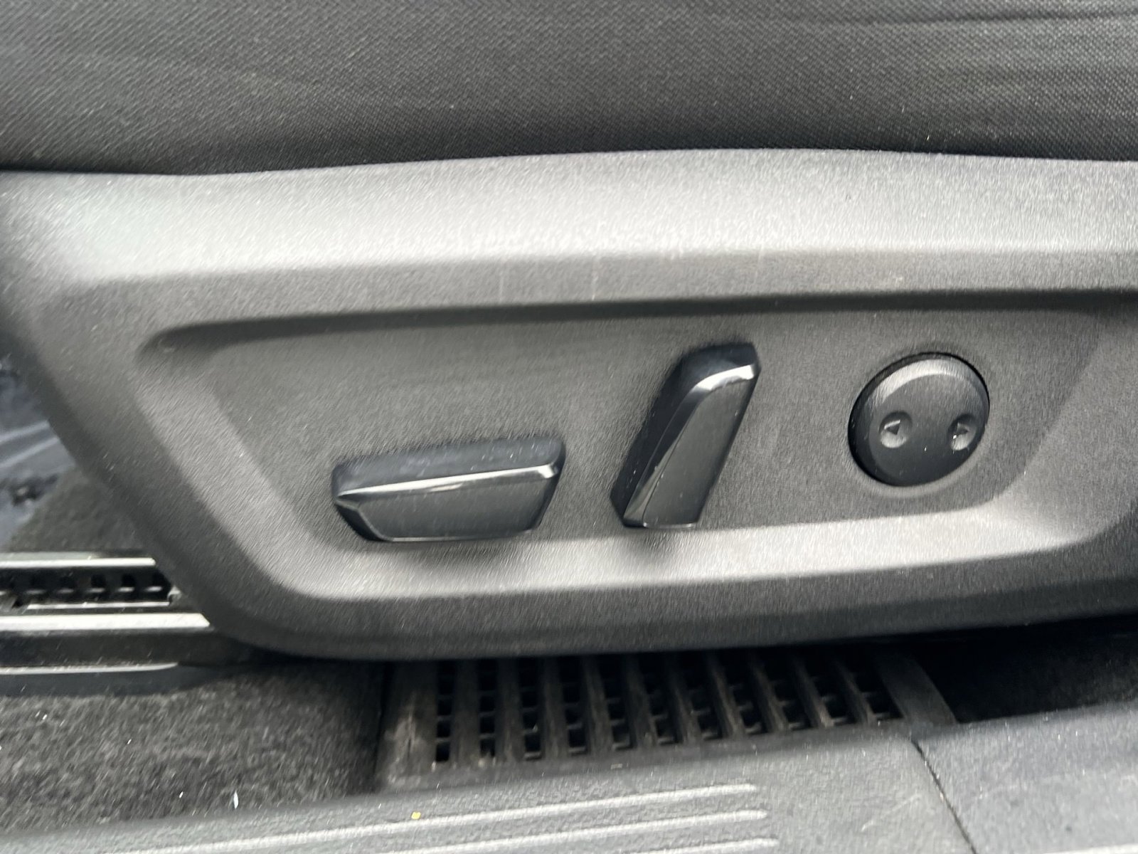 Used 2023 Nissan Rogue SV image 14