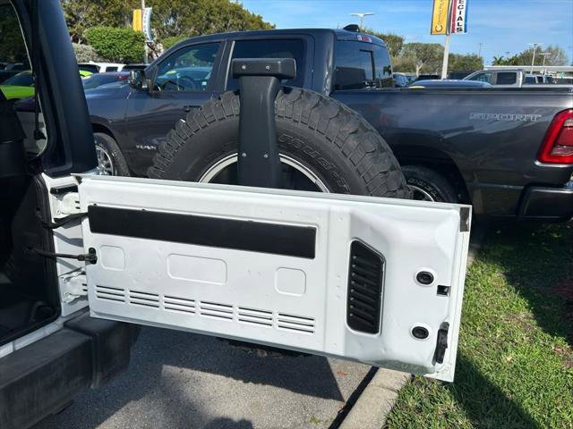 Certified 2017 Jeep Wrangler Unlimited Rubicon w/ Connectivity Group image 40