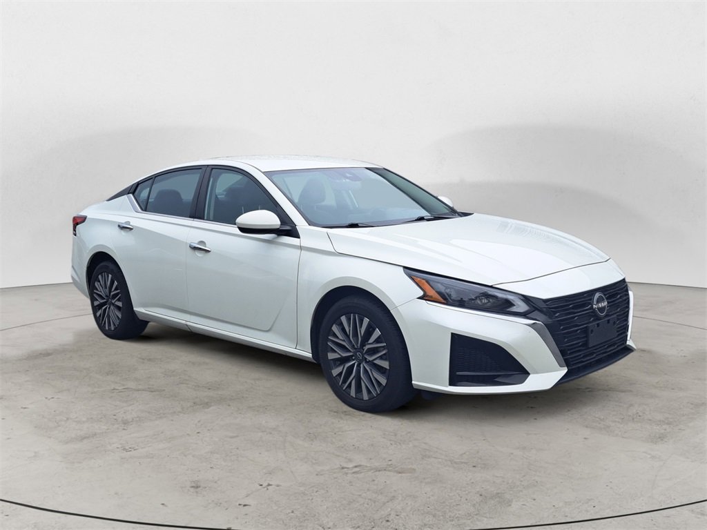 Used 2023 Nissan Altima 2.5 SV image 1