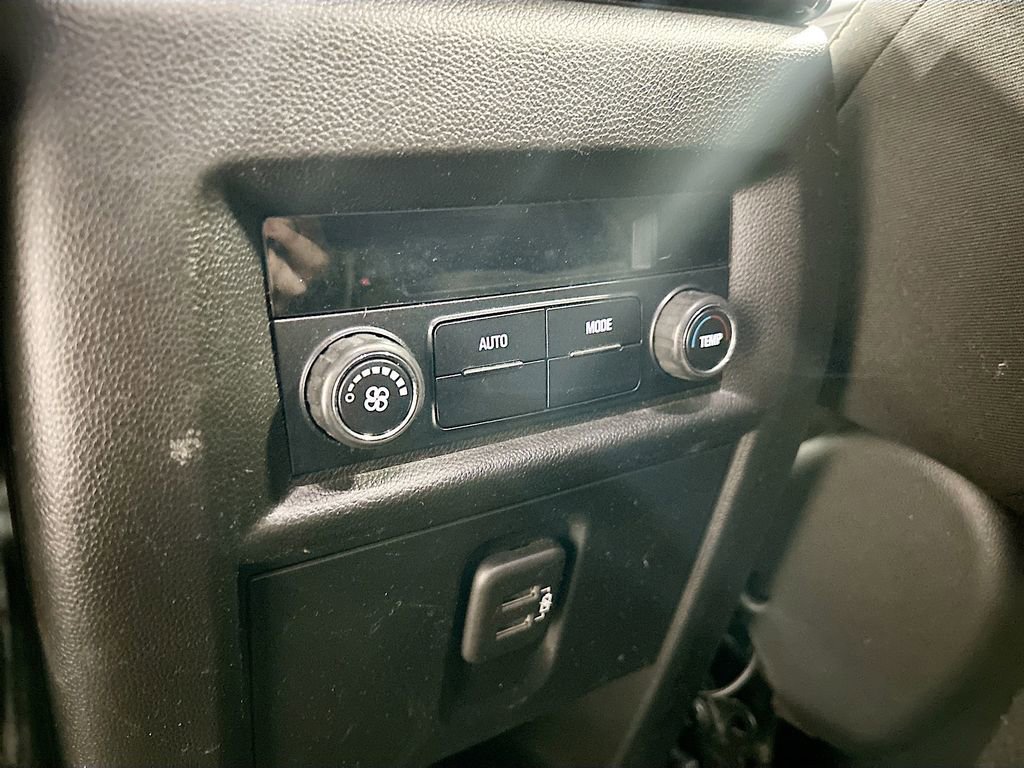 Used 2020 Chevrolet Traverse LT image 24