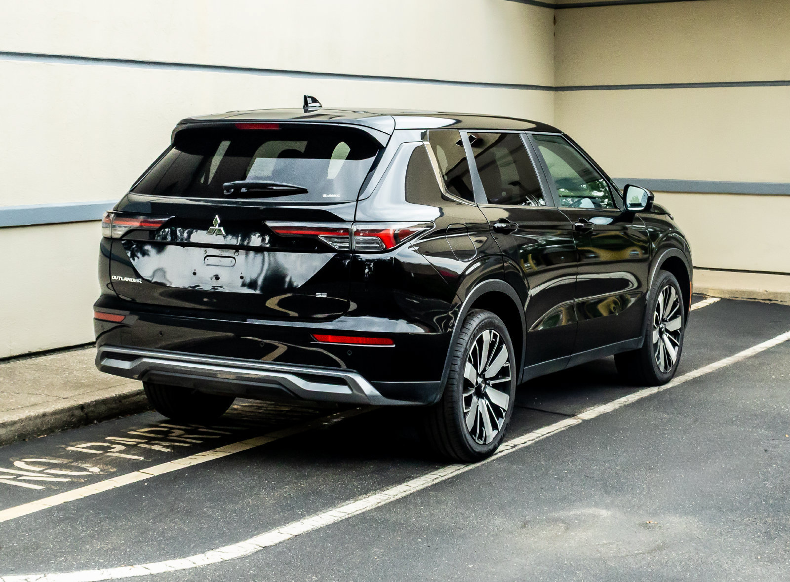Used 2025 Mitsubishi Outlander SE AWD/4WD image 10