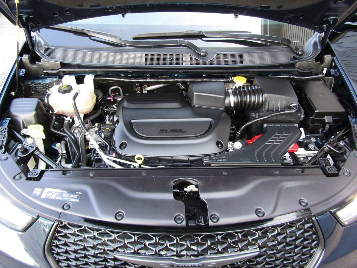 Used 2025 Chrysler Pacifica Limited FWD image 33
