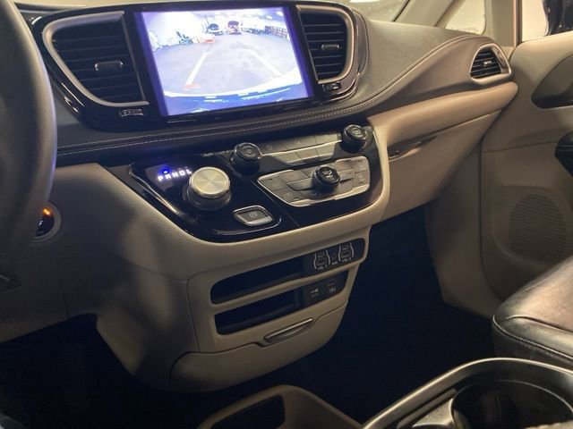 Used 2022 Chrysler Pacifica Touring-L image 47