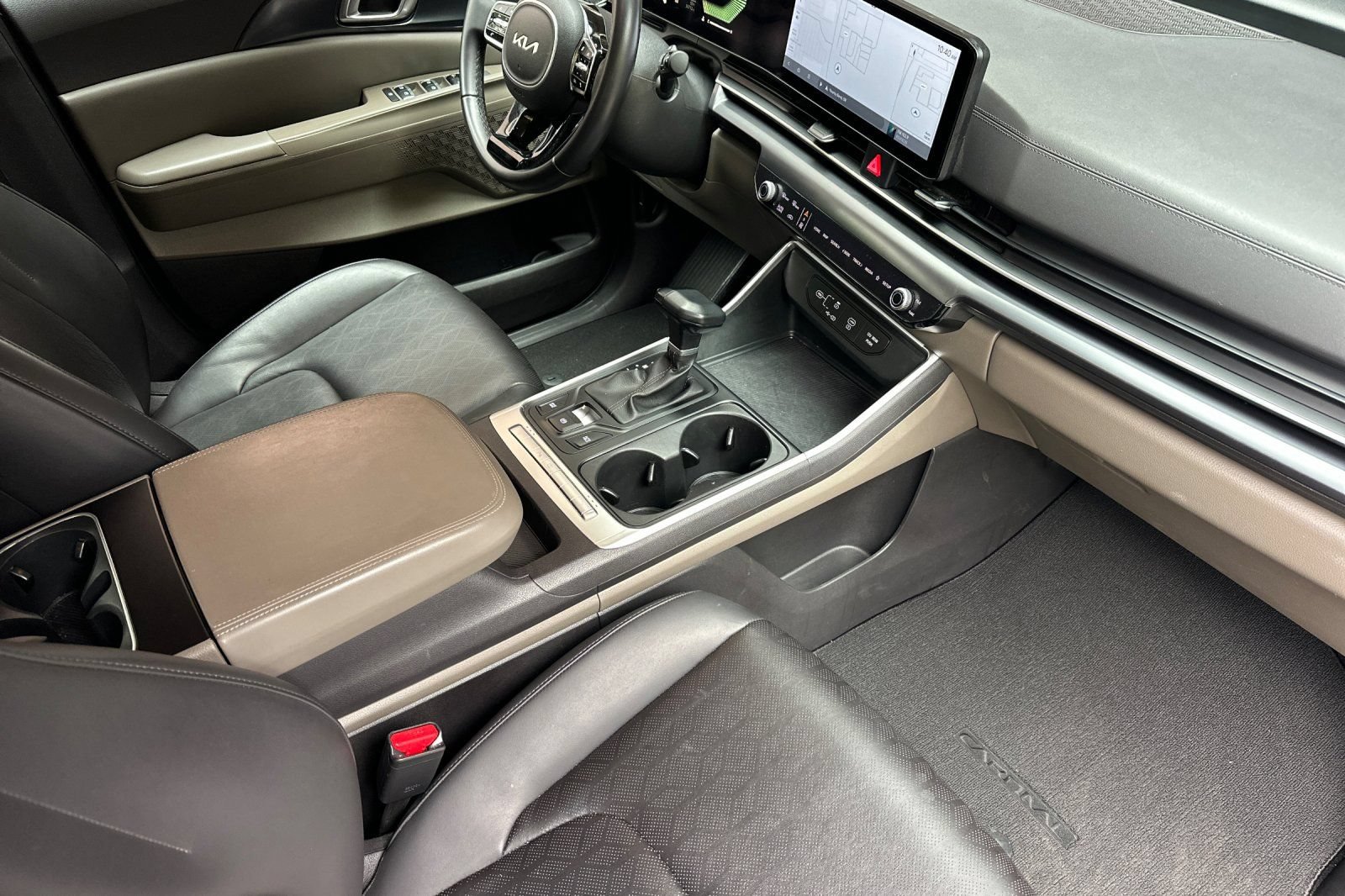 Used 2025 Kia Carnival FWD image 22