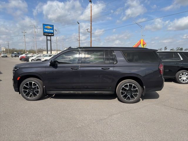 Used 2023 Chevrolet Suburban RST w/ Luxury Package AWD/4WD image 3