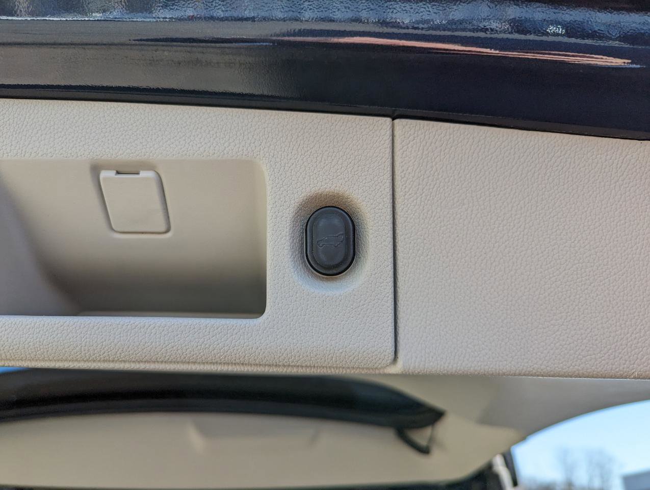 Used 2019 Cadillac Escalade Luxury w/ LPO, Radiant Package image 46