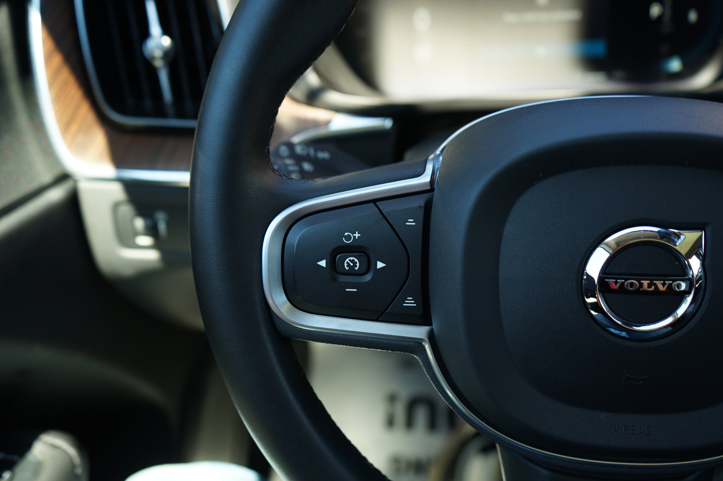 Used 2022 Volvo XC60 B5 Momentum image 35
