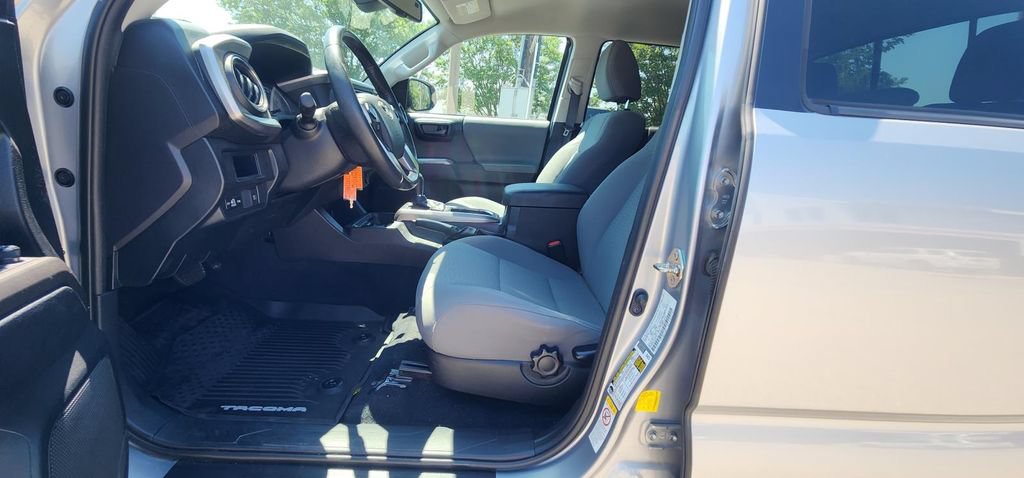 Certified 2019 Toyota Tacoma SR5 AWD/4WD image 10