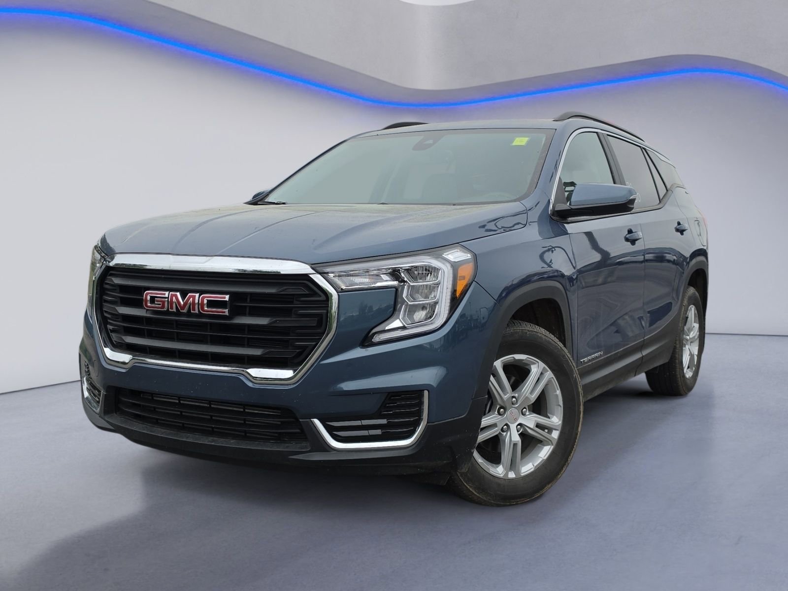 Used 2024 GMC Terrain SLE w/ Driver Convenience Package image 2