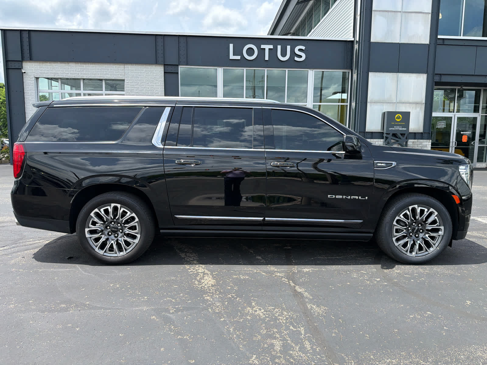 Used 2023 GMC Yukon XL Denali Ultimate AWD/4WD image 11