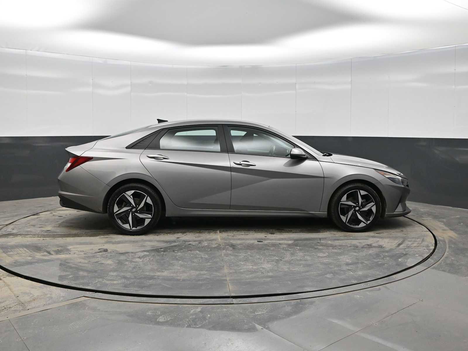 Used 2023 Hyundai Elantra SEL w/ Convenience Package image 9