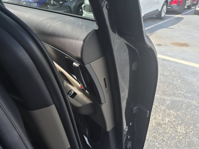 Used 2025 Kia Carnival FWD image 24