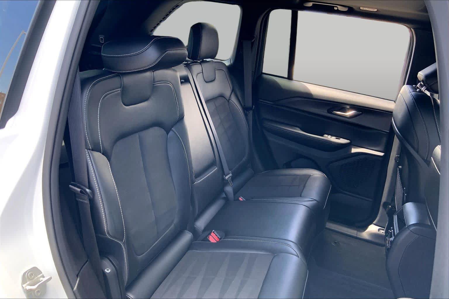 Used 2024 Jeep Grand Cherokee Altitude AWD/4WD image 19