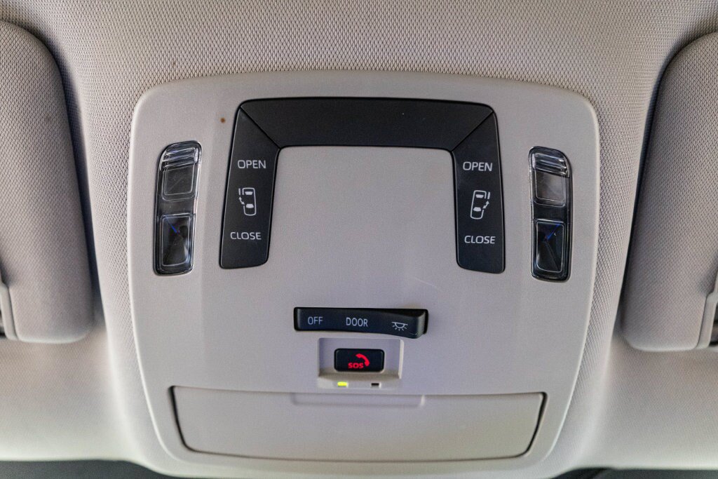 Certified 2025 Toyota Sienna LE FWD image 27