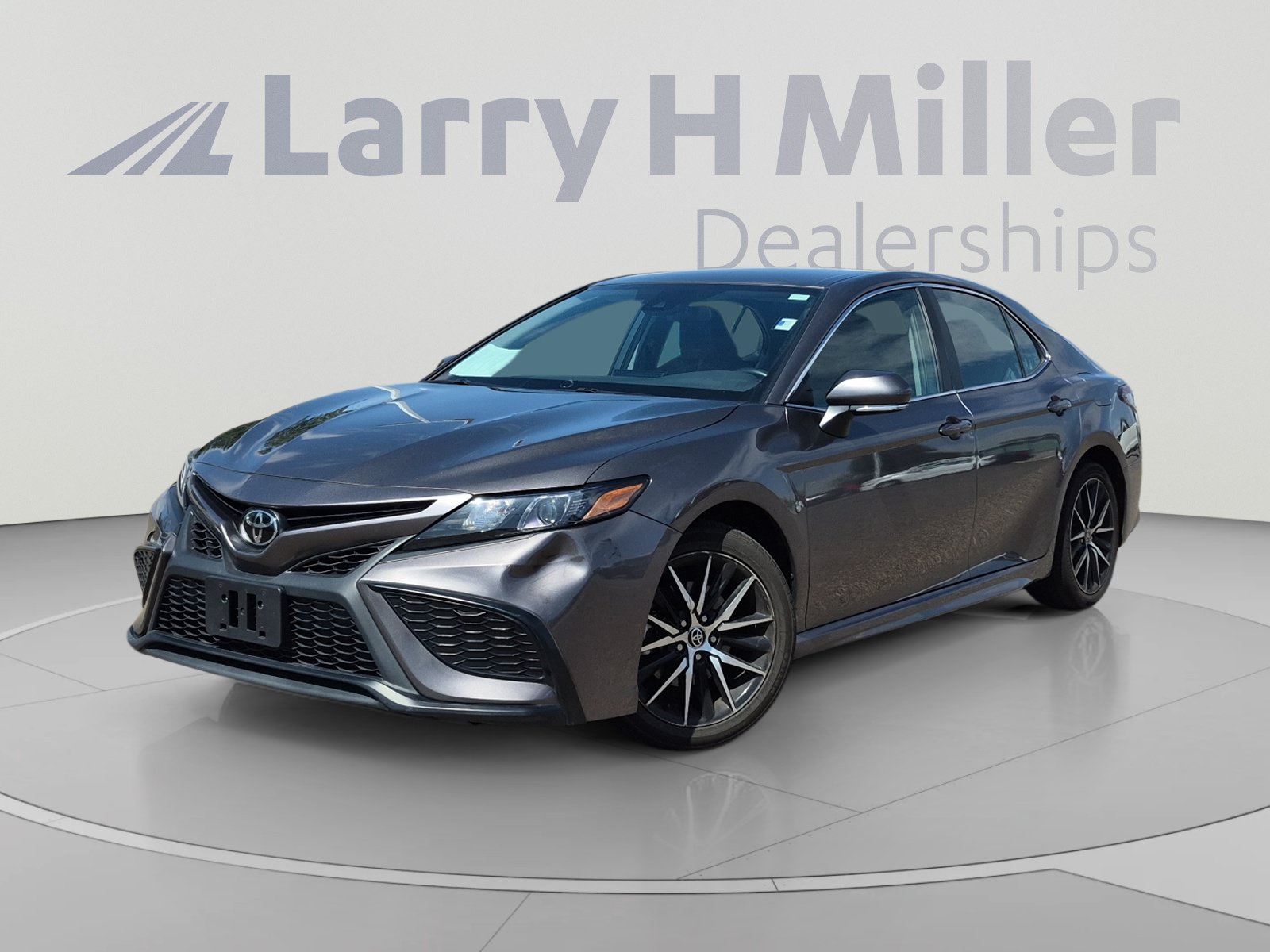 Used 2024 Toyota Camry SE FWD image 1