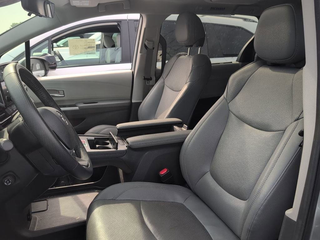 Certified 2024 Toyota Sienna Limited image 5