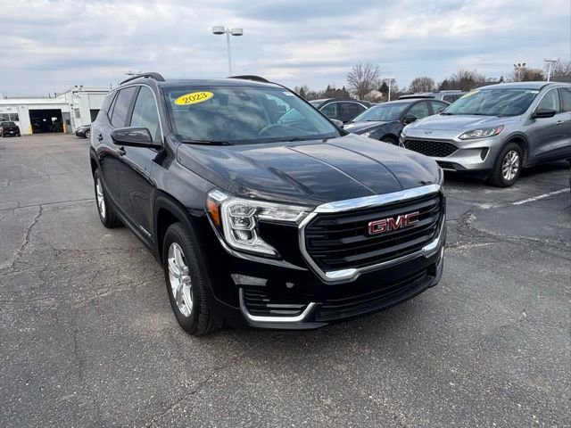 Used 2023 GMC Terrain SLE w/ Driver Convenience Package AWD/4WD image 3