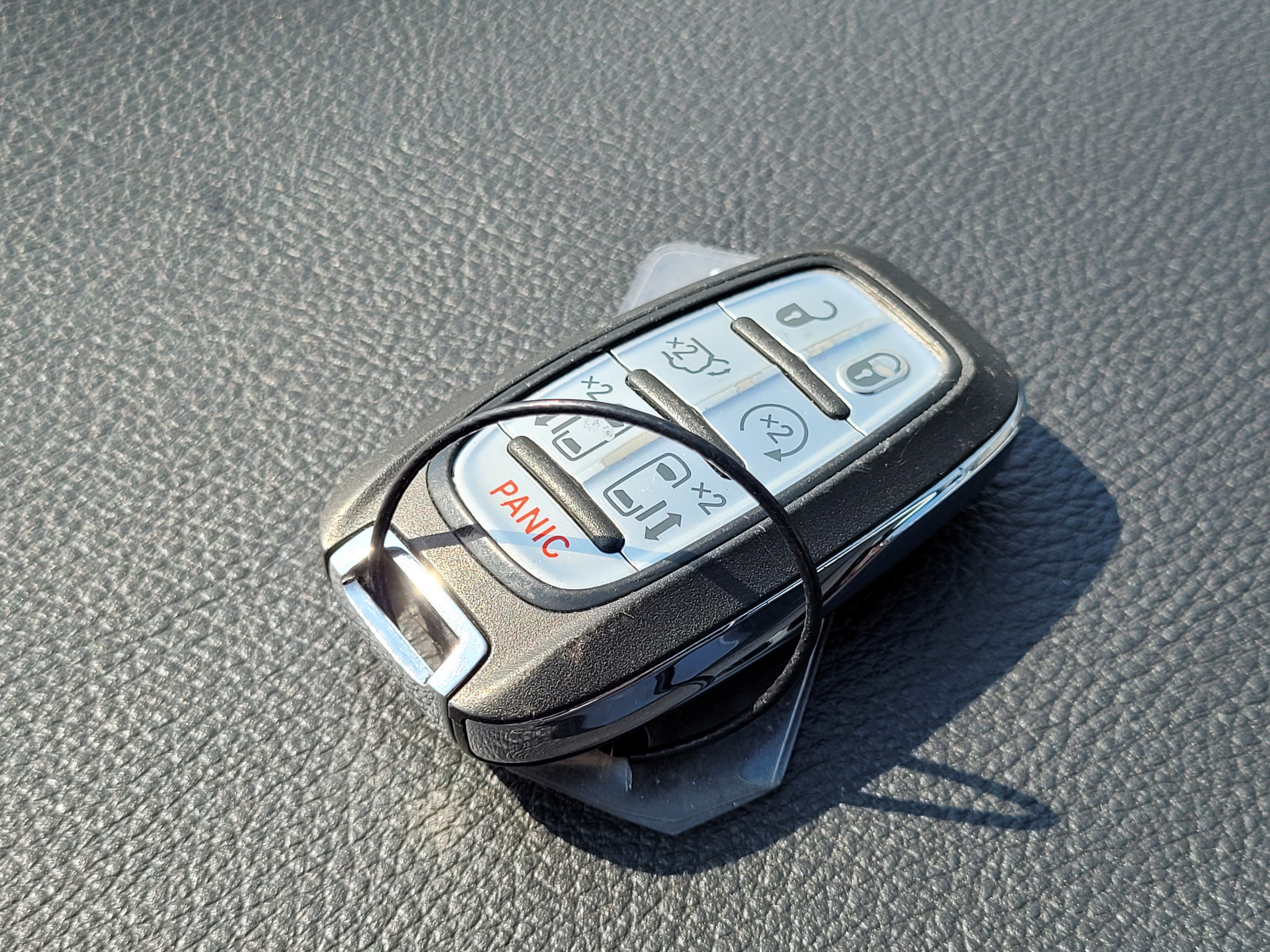Used 2025 Chrysler Pacifica Limited FWD image 11